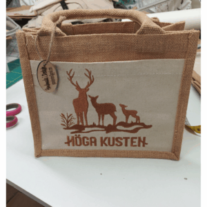 Små väska med broderat motiv, 3 djur och text Höga Kusten