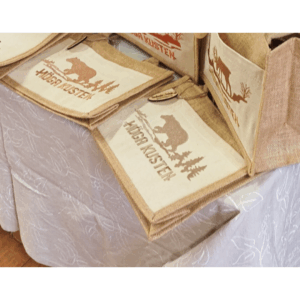 Små väska med broderat motiv, björn och text Höga Kusten