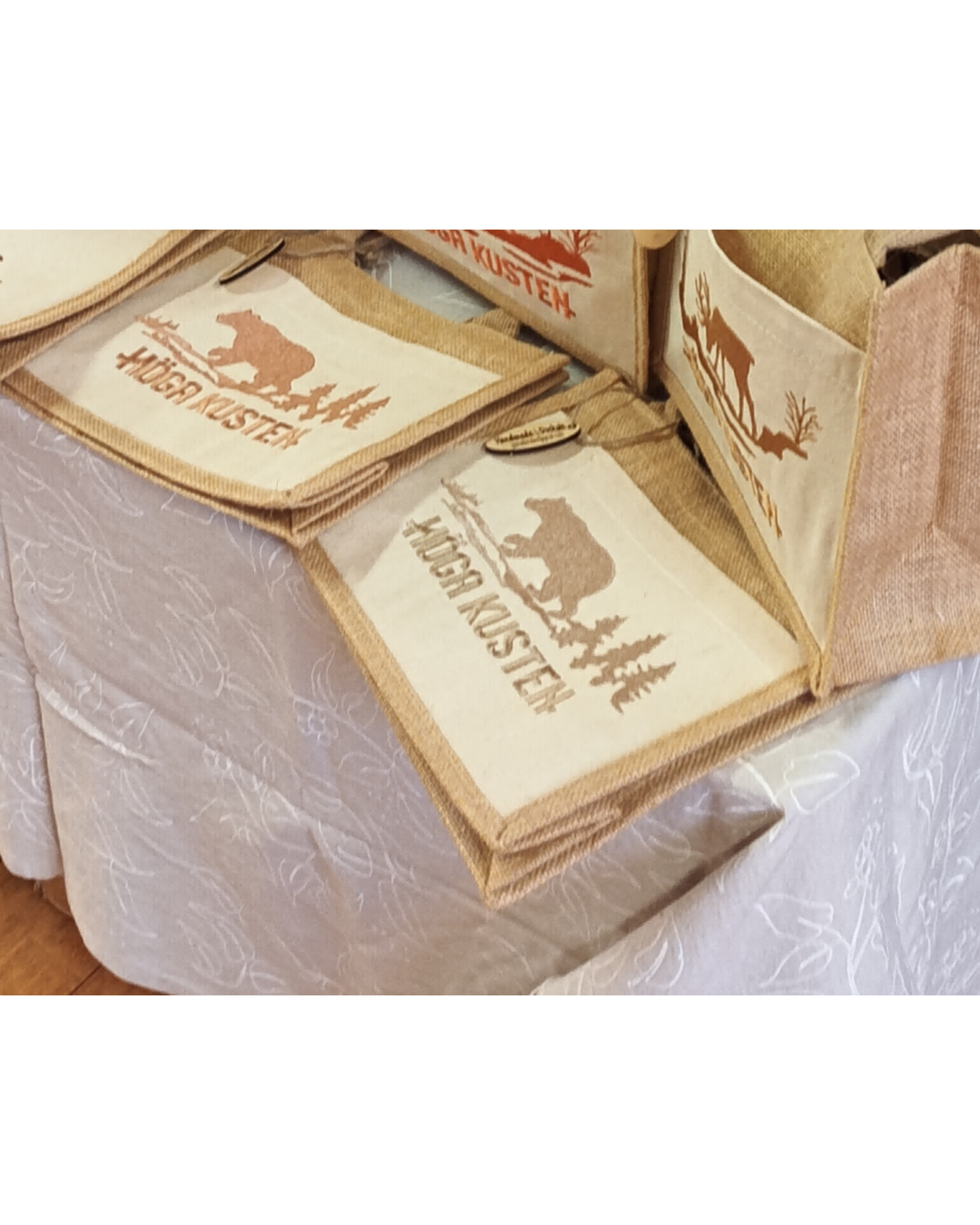 Små väska med broderat motiv, björn och text Höga Kusten