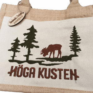 Små väska med broderat motiv, älg och text Höga Kusten