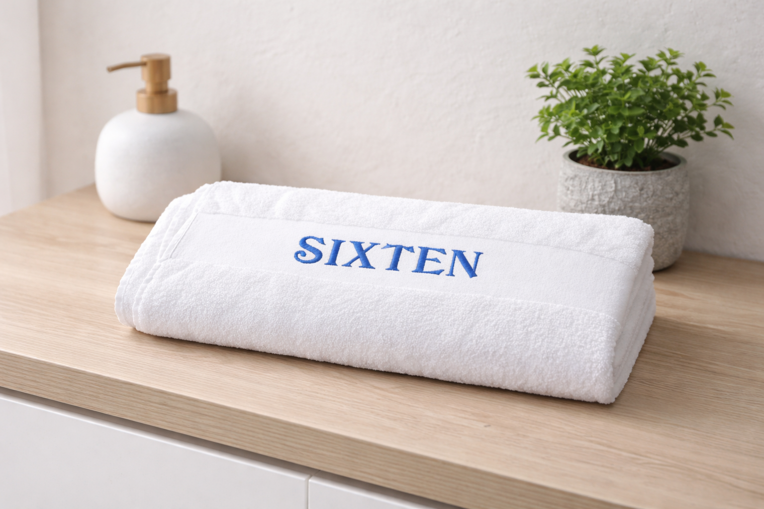 Vit handduk med personlig brodyr