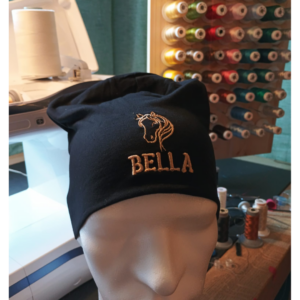 Beanie med broderat hästhuvud & valfritt namn