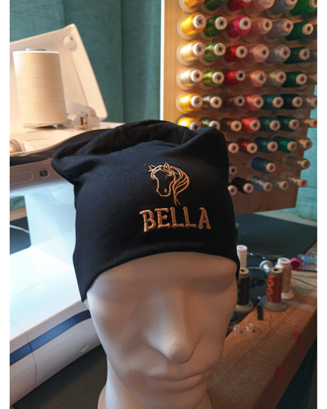 Beanie med broderat hästhuvud & valfritt namn