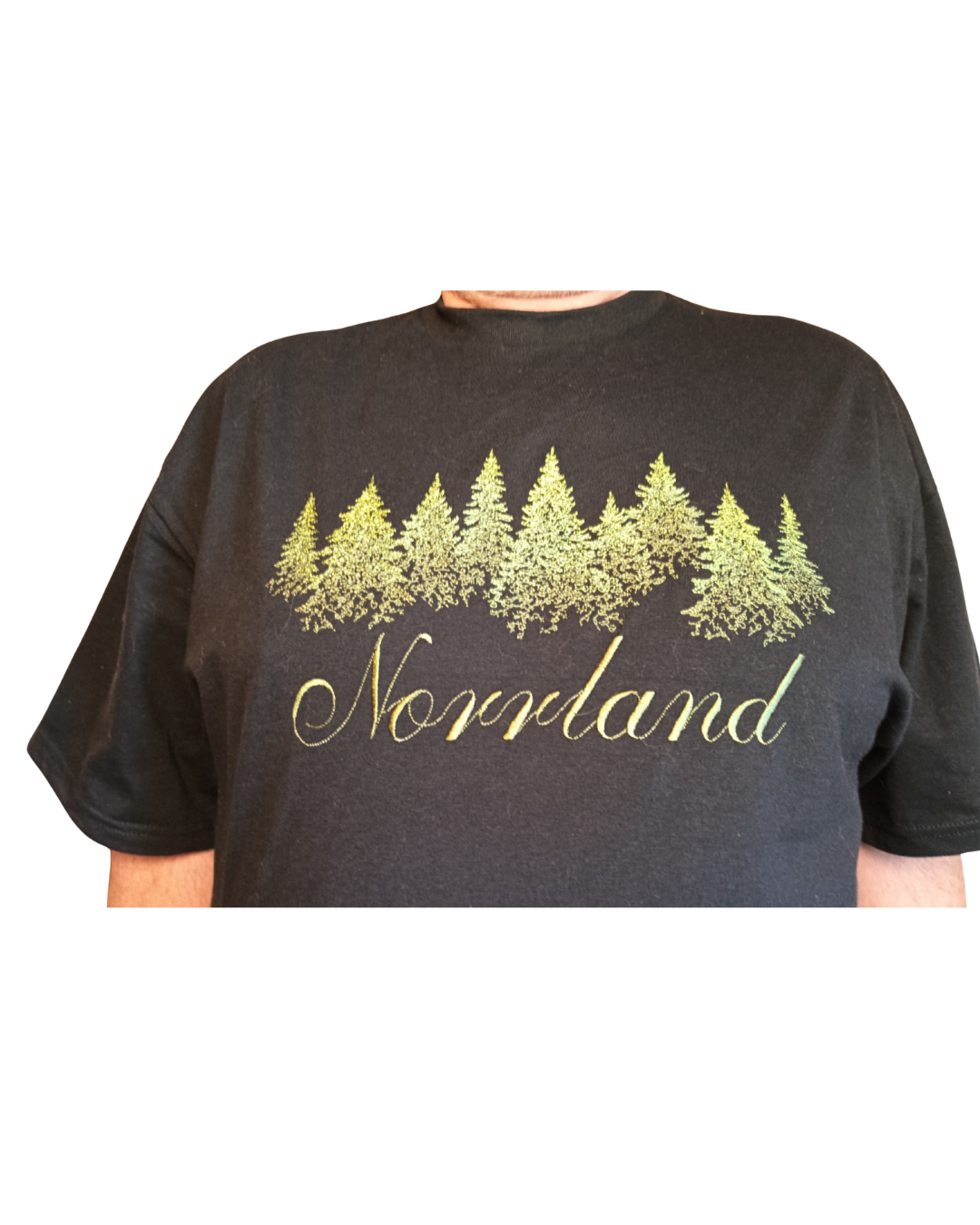 T-shirt med broderat skogsmotiv i gröna nyanser och texten Norrland. - Bild 3