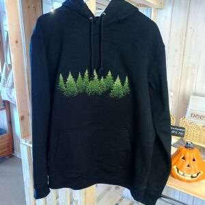Broderad hoodie med skogsmotiv