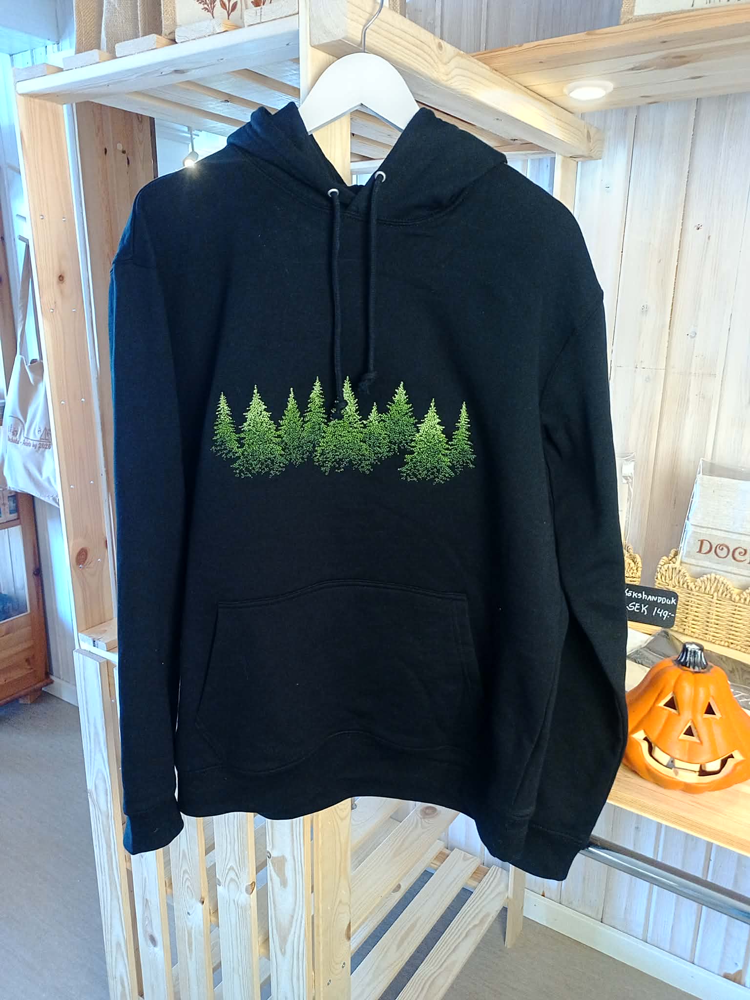 Broderad hoodie med skogsmotiv